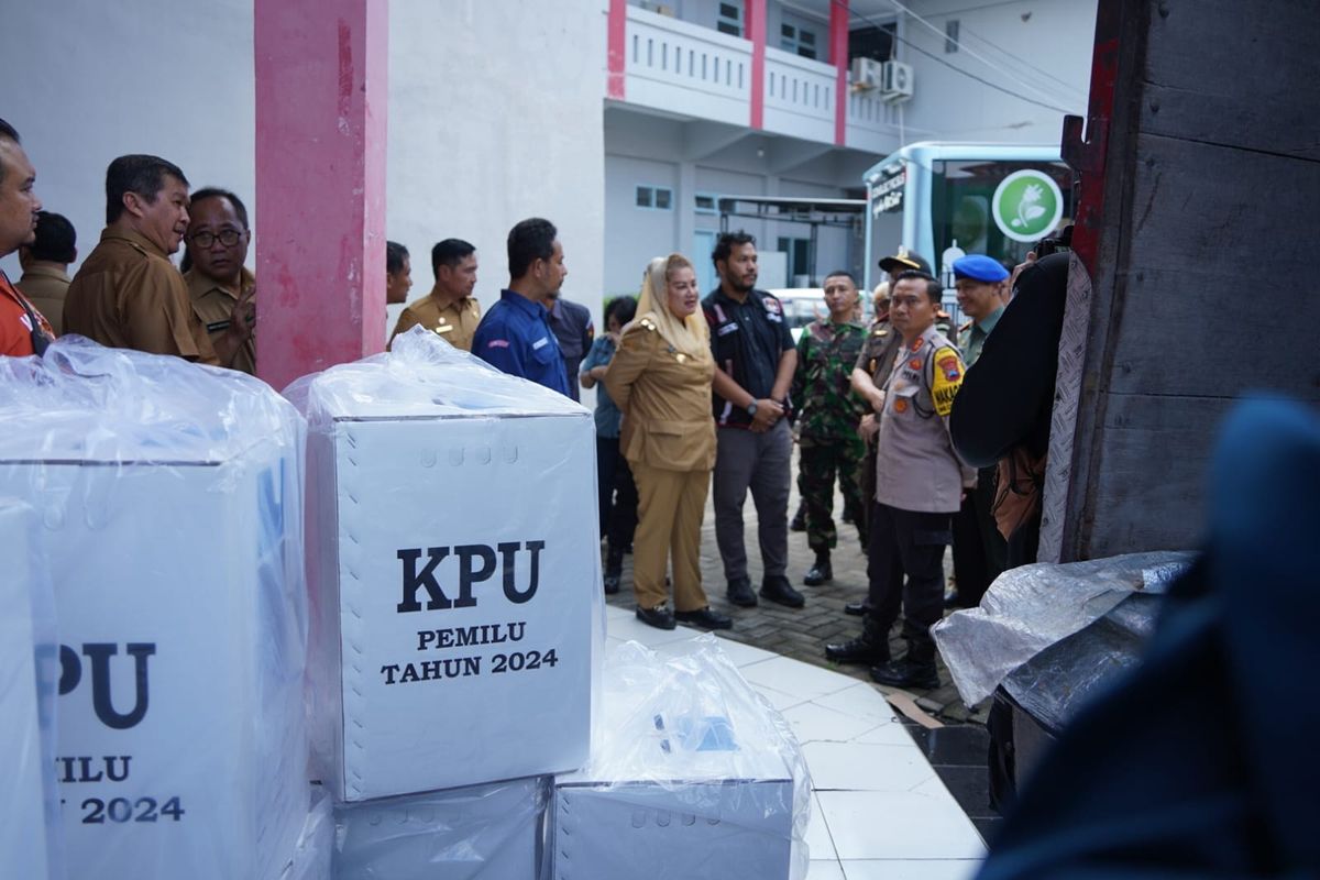 Wali Kota Semarang Hevearita Gunaryanti Rahayu saat melaksanakan kegiatan pengecekan distribusi logistik Pemilu di GOR Manunggal Jati, Kota Semarang, Senin (12/2/2024).