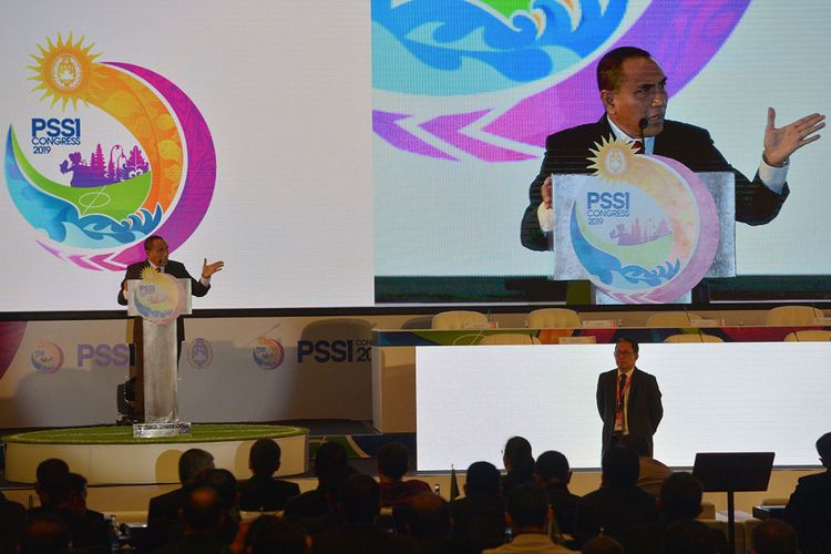 Ketua Umum PSSI Edy Rahmayadi (kiri) menyampaikan pidatonya didampingi Wakil Ketua Umum PSSI Djoko Driyono dalam pembukaan Kongres PSSI 2019 di Nusa Dua, Bali, Minggu (20/1/2019). Dalam kongres yang berlangsung sehari tersebut, Edy Rahmayadi menyatakan mundur dari jabatan Ketua Umum PSSI dan menyerahkan jabatan itu kepada Djoko Driyono