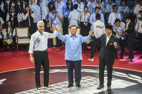 Gimik Prabowo Menyapa Anies dan Ganjar Sepanjang Debat Perdana Capres