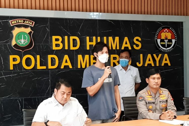 Artis peran Naufal Samudra dalam jumpa pers terkait penangkapannya di Polda Metro Jaya, Sabtu (8/1/2022). 