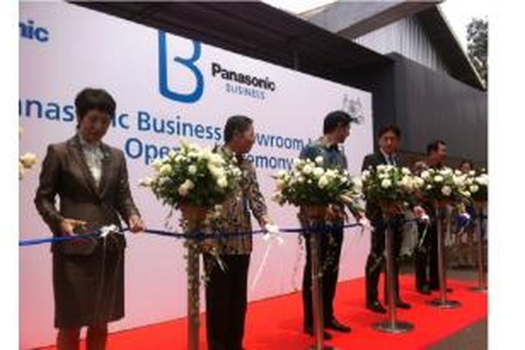 Presiden Direktur PT Panasonic Gobel Indonesia, Hiroyoshi Suga (tengah) bersama para petinggi Panasonic lainnya meresmikan pembangunan Panasonic Business Showroom di Cawang, Jakarta Timur dengan melakukan pemotongan pita pada Kamis (2/4/2015).



