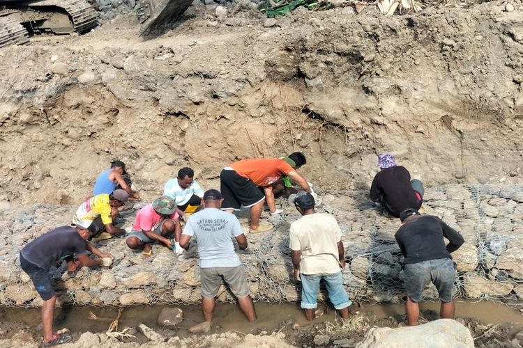Warga Desa Tahane secara gotong royong membantu pembangunan talud bronjong. 