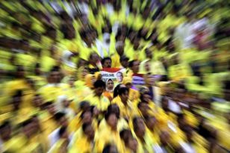 Massa Partai Golkar menghadiri acara Deklarasi Presiden dari Partai Golkar, di SICC, Sentul, Bogor, Minggu (1/7/2012). Aburizal Bakrie maju sebagai capres dari partai Golkar berdasarkan keputusan Rapat Pimpinan Nasional ke-3 PG beberapa waktu lalu. TRIBUNNEWS/DANY PERMANA 