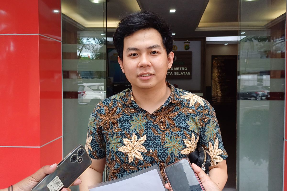 Darren Marvel, kuasa hukum pelapor kasus dugaan penggelapan dana perusahaan PT FDI, saat diwawancarai di Polres Metro Jakarta Selatan, Selasa (23/1/2024). 