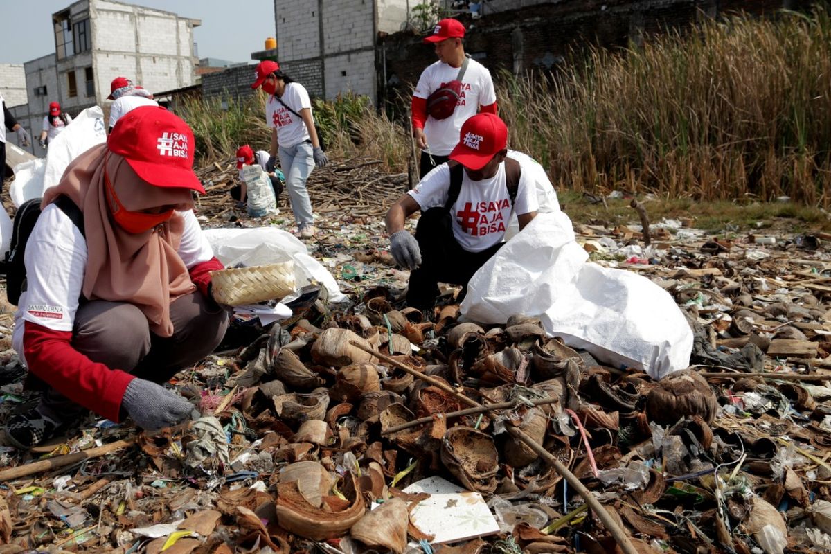 Karyawan PT HM Sampoerna Tbk melakukan aksi bersih-bersih lingkungan di Surabaya dan Jakarta secara serentak.