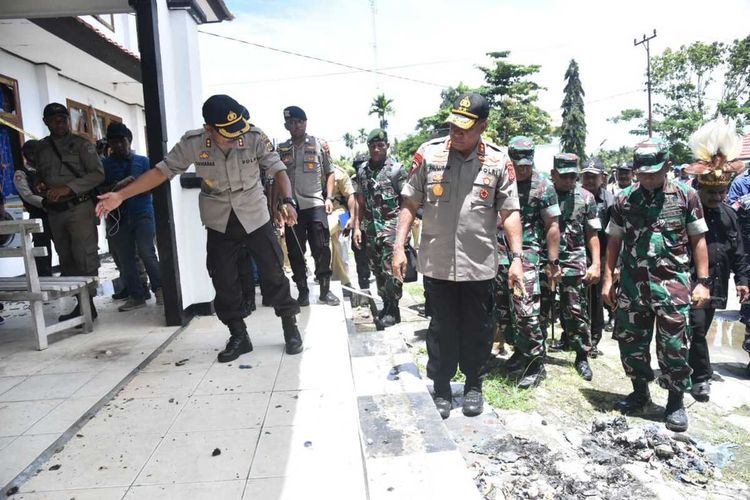 Kapolda Papua Irjen Paulus Waterpauw meninjau langsung lokasi terjadinya aksi pengrusakan di Kantor Bupati Waropen yang terjadi pada Jumat (6/3/2020) lalu, Waropen, Papua, Senin (9/3/2020)