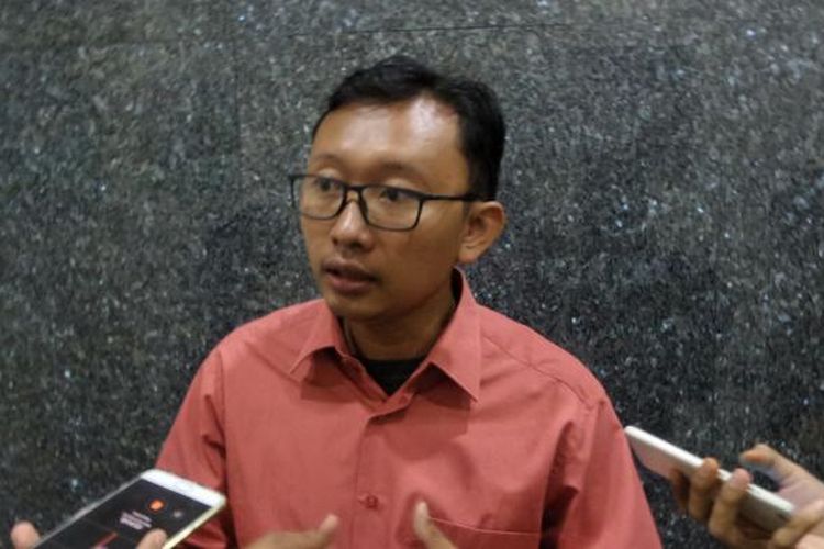 Pengacara publik dari Yayasan Lembaga Bantuan Hukum Indonesia (YLBHI) Muhammad Isnur saat ditemui di kantor Ombudsman RI, Kuningan, Jakarta Selatan, Selasa (14/2/2017).