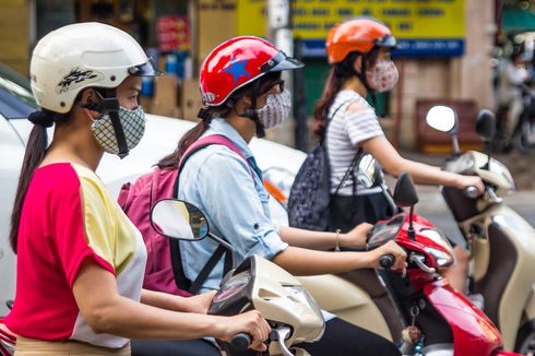 Ingat, Wajib Kenakan Masker Saat Urus Perpanjangan Pajak Kendaraan di Samsat Jakbar