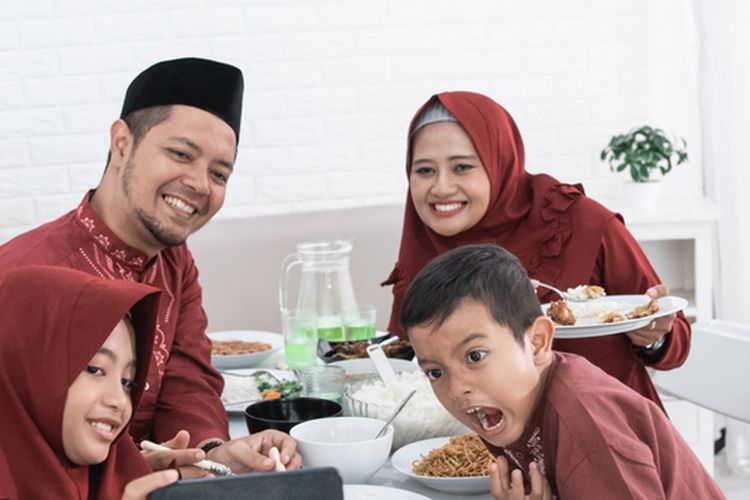 Ilustrasi pakaian sarimbit saat Lebaran.