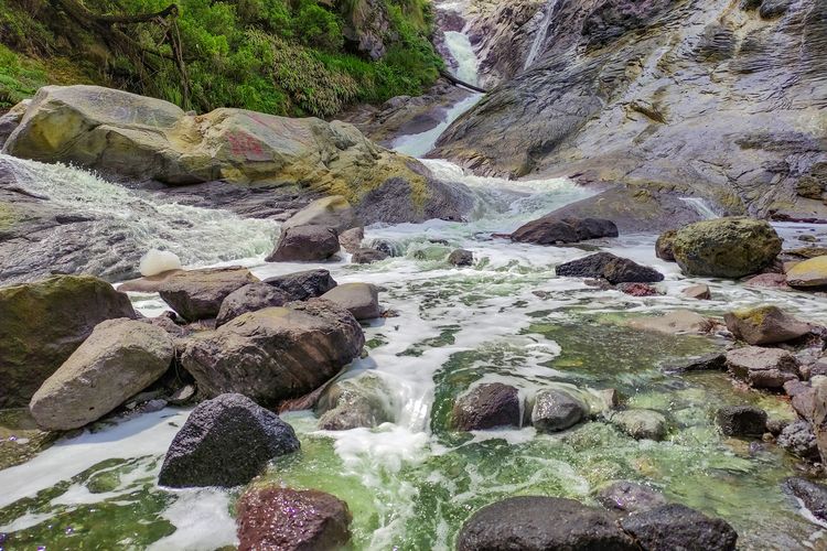 Air Terjun Kalipait di Bondowoso yang berwarna hijau. Bersumber dari Kawah Ijen.