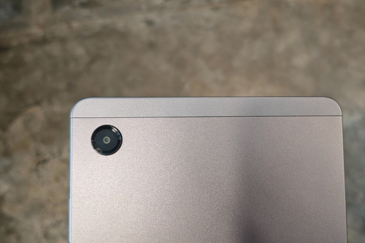 Galaxy Tab A11 dibekali kamera belakang beresolusi 8 MP. Kamera ini tidak memiliki lampu LED Flash sehingga akan optimal digunakan saat dalam kondisi terang saja. 