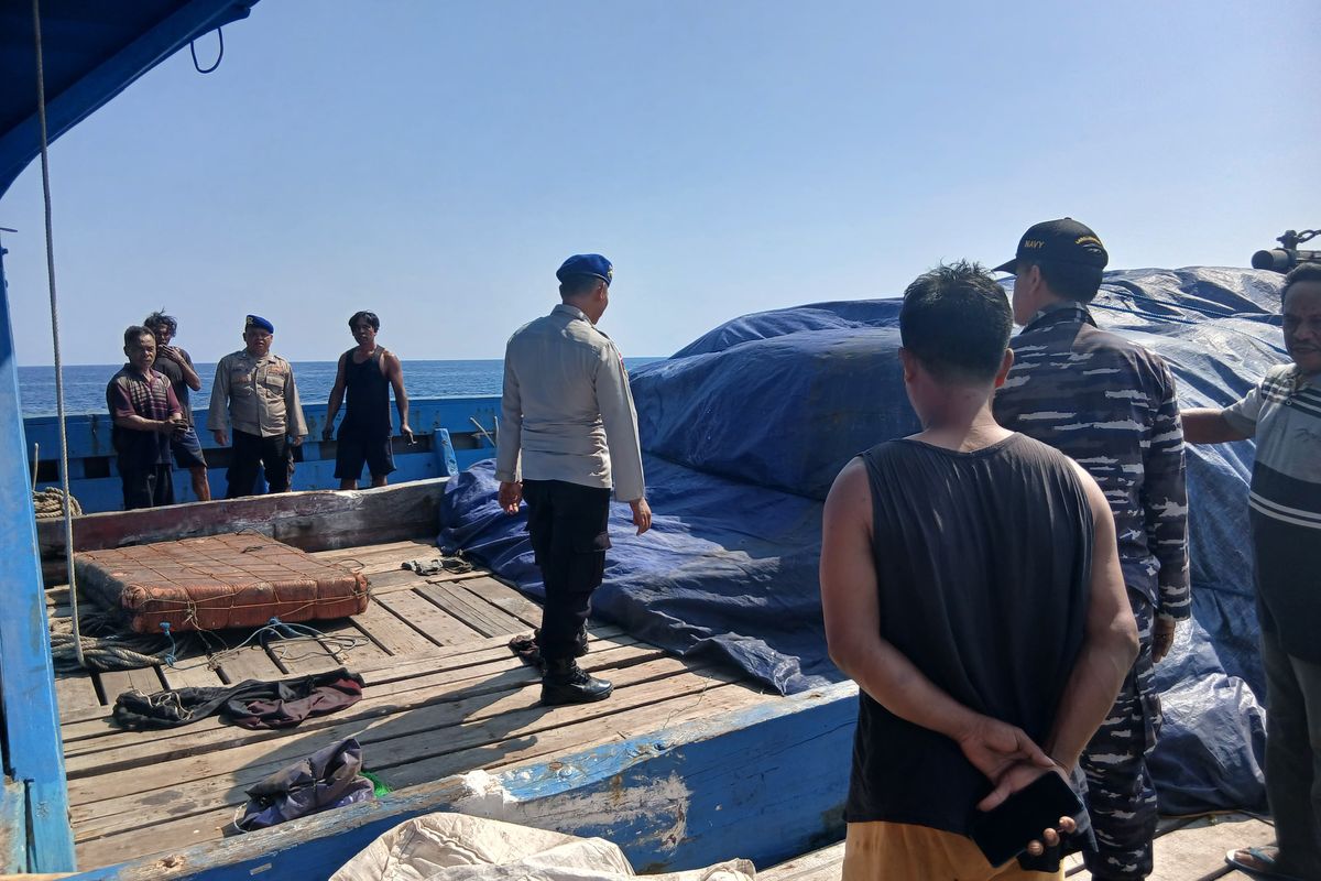 Petugas gabungan mengecek kondisi ABK di KLM Lintas Samudra II yang mengalami mati mesin saat berlayar di perairan utara Bali, Jumat (25/7/2025).