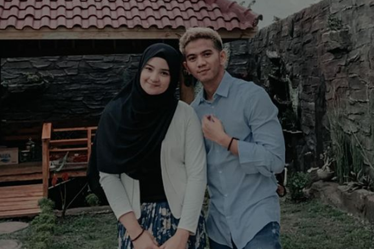 Pedangdut Ridho DA dan istrinya, Syifa.