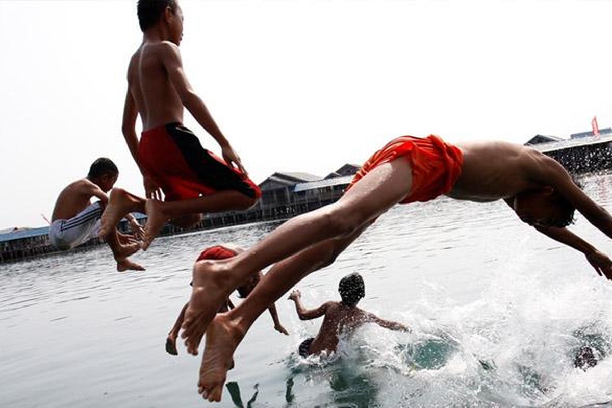 Anak-anak Suku Bajo tidak bisa lepas dari kehidupan di laut.