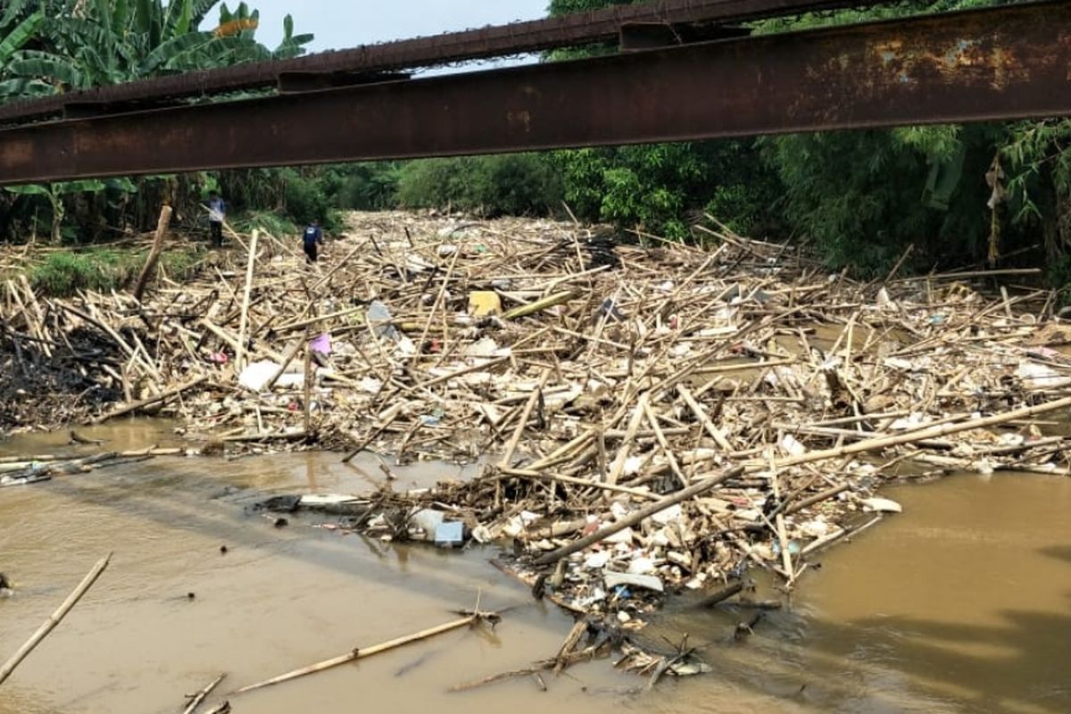 Tampak sampah bambu dan potongan kayu penuhi aliran sungai Cikeas di perbatasan antara Jatiasih, Kota Bekasi dengan Bojongkulur, Kabupaten Bogor, Kamis (16/5/2019).