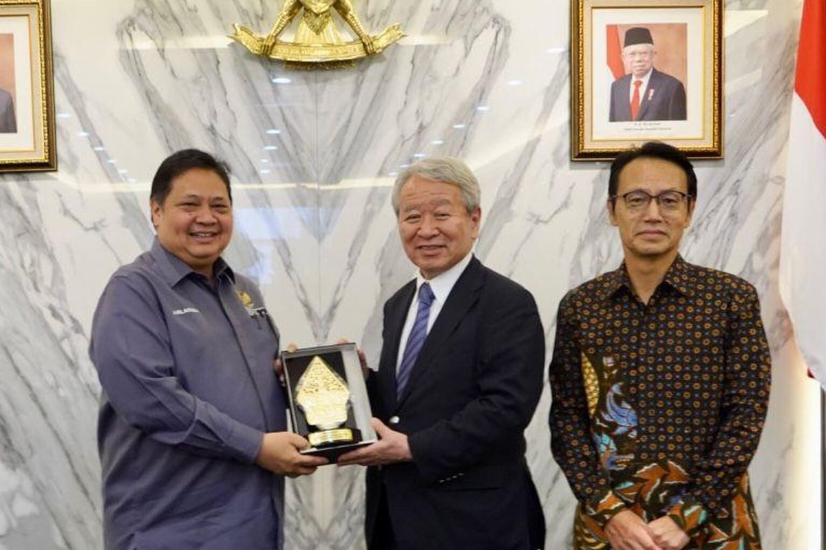 Menteri Koordinator Bidang Perekonomian (Menko Perekonomian) Airlangga Hartarto bertemu dengan Presiden Japan International Cooperation Agency (JICA) Akihito Tanaka, Rabu (1/11/2023).