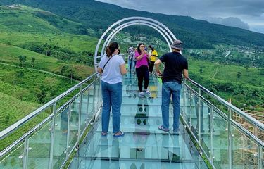 Kemuning Sky Hills, Wisata Jembatan Kaca di Atas Hamparan Kebun Teh