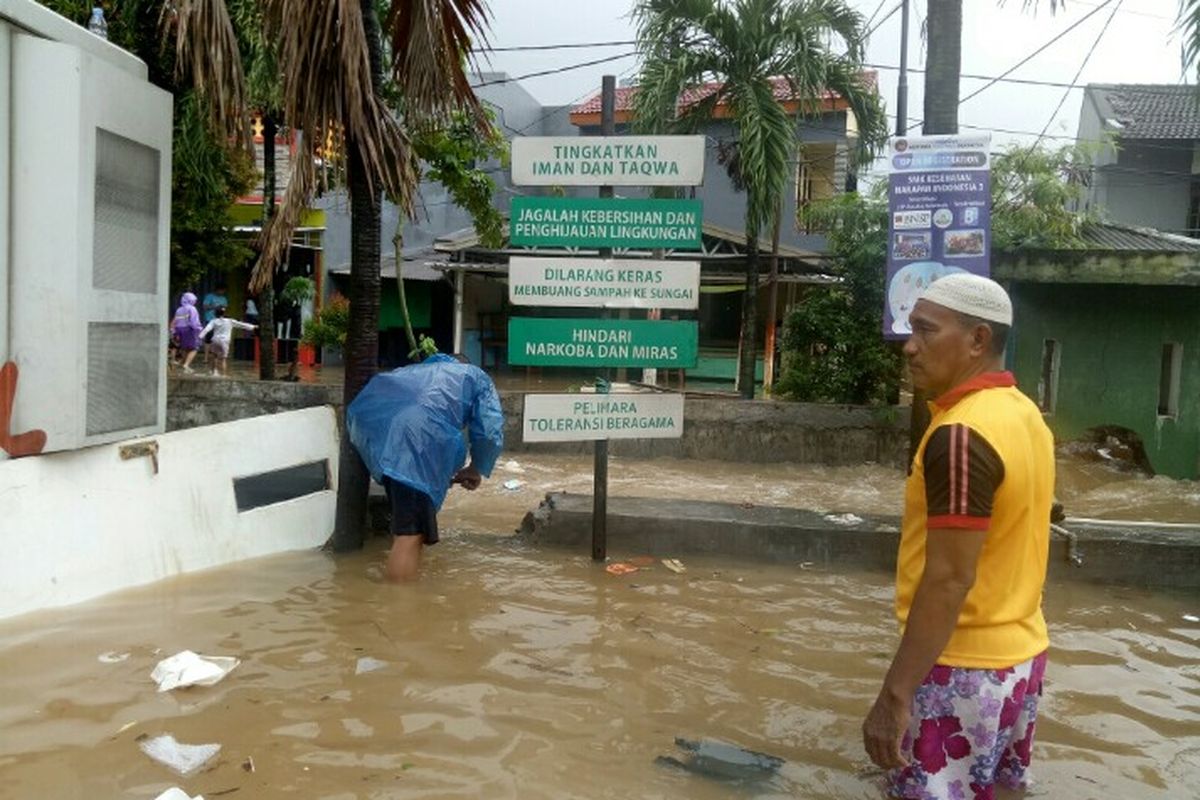Banjir merendam Perumahan Maharta, Pondok Kacang Timur, Pondok Aren, Kota Tangerang Selatan, Selasa (25/2/2020) pagi. Warga setempat terpaksa menjebol tanggul demi mempercepat air surut.