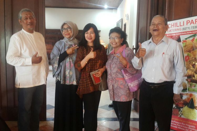 Inilah lima master of ceremony (MC) yang akan memandu jalannya prosesi adat jawa pra pernikahan, akad nikah hingga resepsi pernikahan putri Presiden Jokowi, Kahiyang Ayu dan Boby Nasution. Dari kiri, Tauviq, Widarsih, Sari Nugraha, Umijatsih dan Slamet Aby. Gambar diambil di Gedung Graha Saba Buana Solo usai kelimanya menggelar jumpa pers, Rabu ( 1/11/2017) siang.