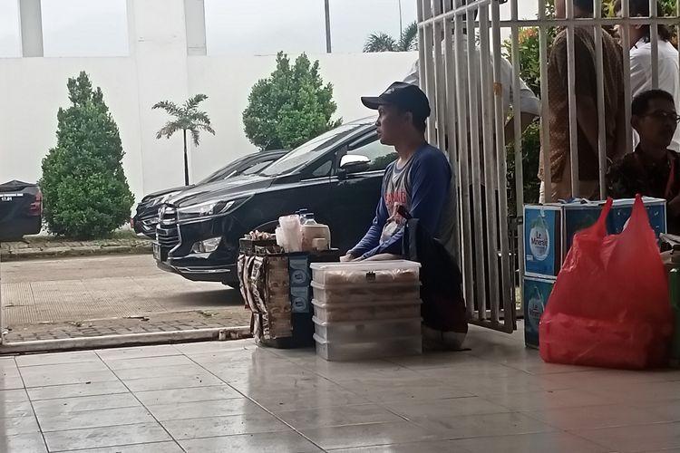 Cahya Nur Budiman seorang pedagang asongan di Stadion Si Jalak Harupat mengaku kebingungan dengan kenaikan harga BBM yang baru-baru ini dinaikan pemerintah pusat, tak hanya itu ia juga sudah tak berharap pada Bantuan Langsung Tunai (BLT) yang dicanangkan pemerintah