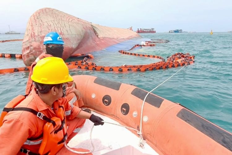 ASDP Pasang Buoy dan Oil Boom di Lokasi Tenggelamnya KMP Batumandi di Merak