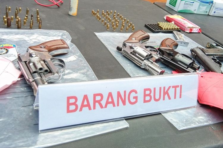 Polisi mengamankan sejumlah senjata api rakitan pada press release kasus pembuatan senjata api rakitan di Mapolres Karawang, Selasa (17/12/2019).