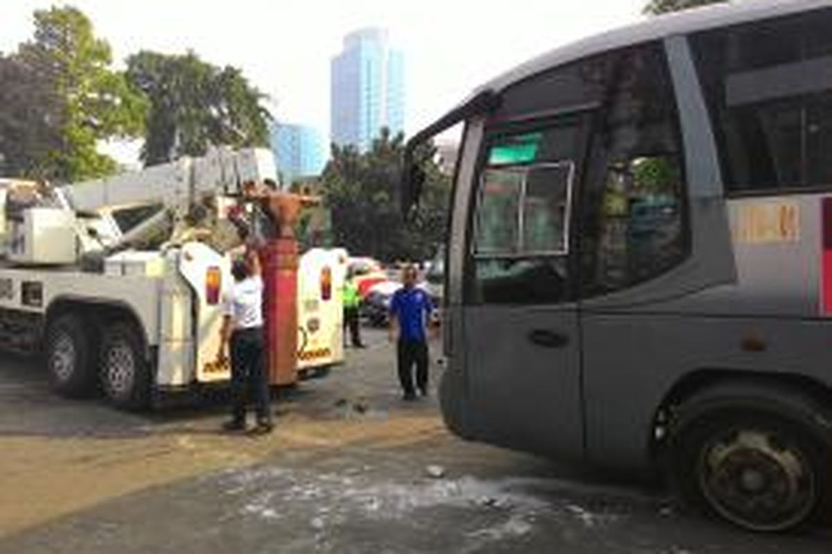 Bus transjakarta yang menabrak sejumlah kendaraan di Mampang Prapatan dievakuasi, Senin (22/6/2015).