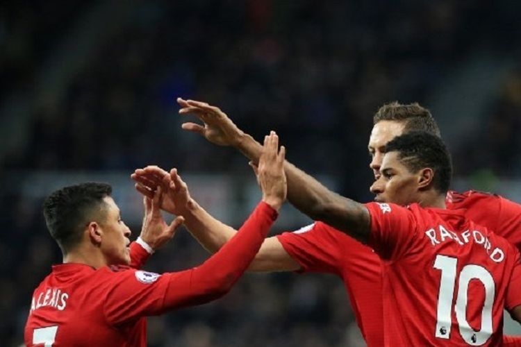 Marcus Rashford merayakan golnya bersama Alexis Sanchez dan Nemanja Matic pada pertandingan Newcastle United vs Manchester United di Stadion St. James Park, 2 Januari 2019. 