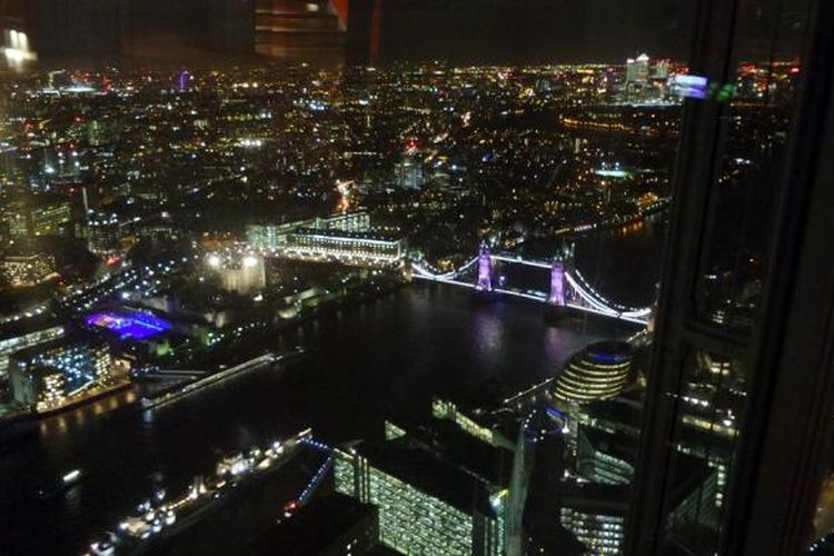 London dilihat dari The View from The Shard pada malam musim gugur, Rabu (16/11/2016). 