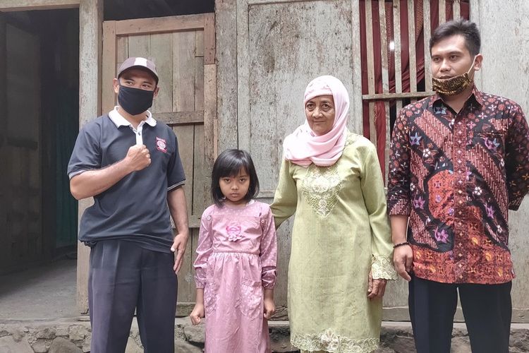 Suratinem (70) naik turun gunung di Kalurahan Pendoworejo, Girimulyo, Kulon Progo, DI Yogyakarta. Ia rela jalan kaki sampai 6 km demi  melaporkan tugas pekerjaan sekolah cucunya, sekaligus mengambil tugas berikutnya.