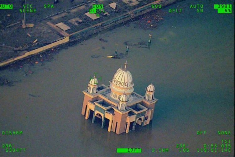 Masjid Apung atau Masjid Argam Bab Al Rahman. Masjid yang berjarak 30 meter dari bibir Pantai Talise, Kota Palu, Sulawesi Tengah, terendam air. Jembatan penghubung dari daratan ke masjid rusak tersapu gelombang