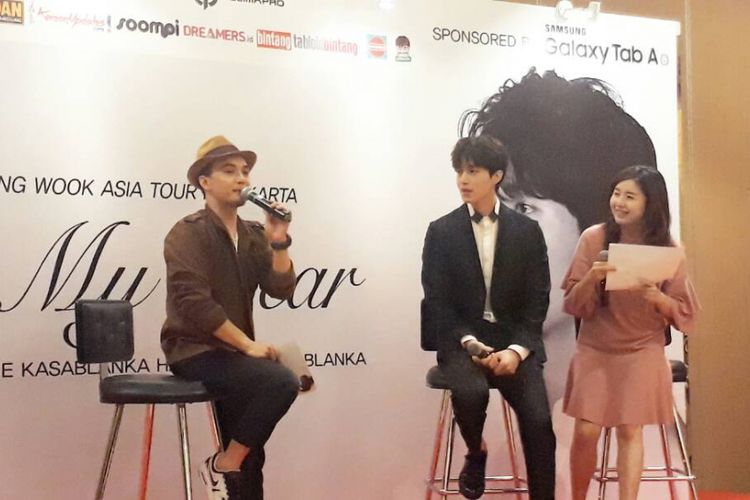Artis peran Lee Dong Wook saat menghadiri press conference di Kasablanka Hall, Jakarta Selatan, Jumat (19/5/2017). Pemeran Goblin ini juga bertemu dengan puluhan penggemar beruntung yang mendapatkan akses ke jumpa media.