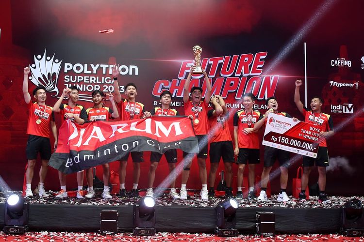 Tim putra U19 PB Djarum merayakan gelar juara dalam ajang Superliga Junior 2023 di GOR Djarum, Magelang, Minggu (14/5/2023).