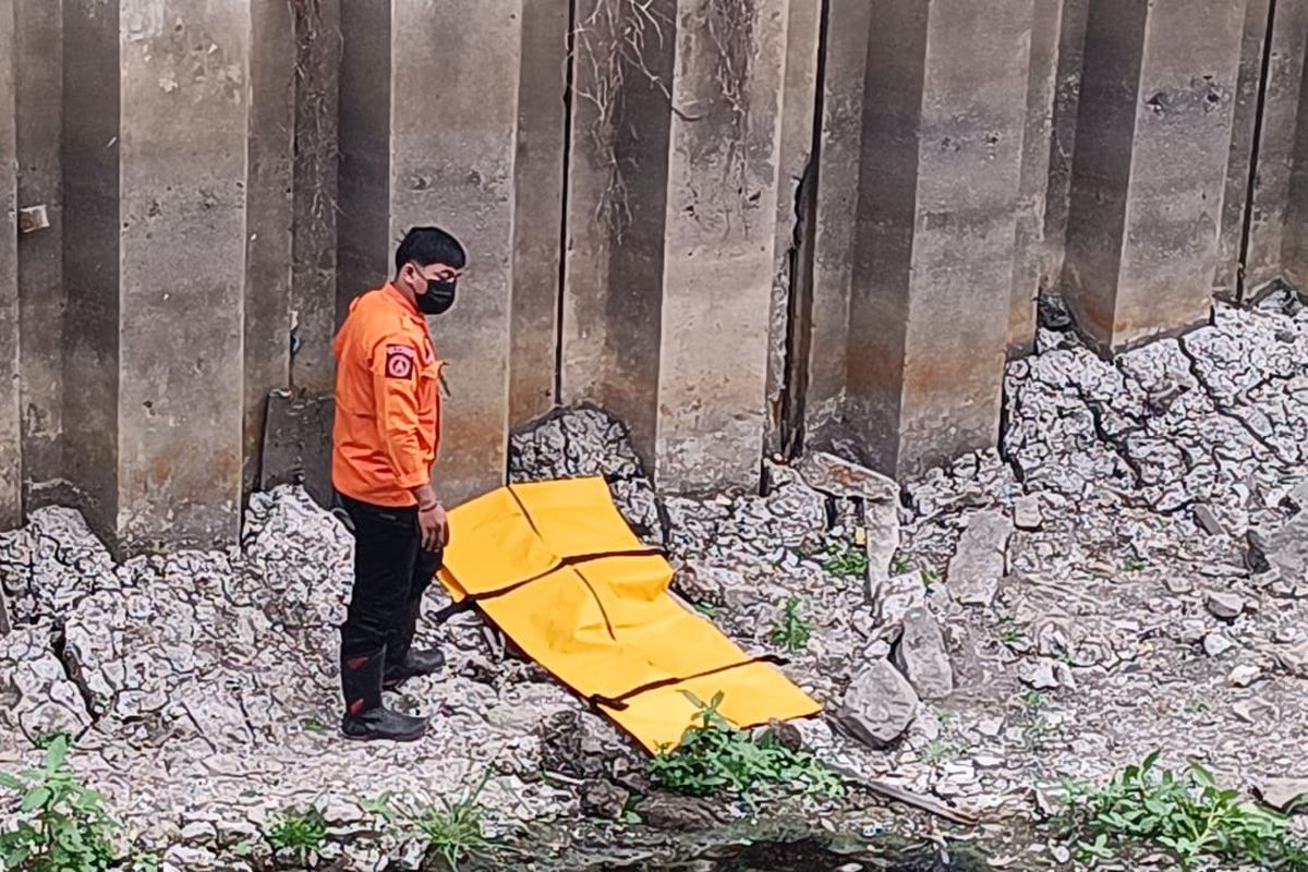 Petugas menutupi tulang yang ditemukan di sekitar Rumah Pompa Wonorejo, Surabaya, Rabu (25/9/2024).