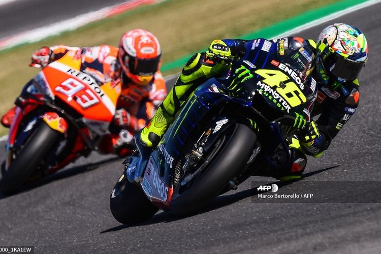 Valentino Rossi dibuntuti Marc Marquez pada sesi kualifikasi MotoGP San Marino di Misano, 14 September 2019. 