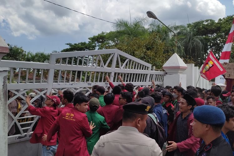 Suasana demonstrasi kenaikan BBM di NTB Senin (5/9/2022)