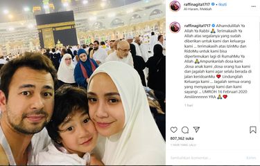 Pasangan Raffi Ahmad dan Nagita Slavina menunaikan ibadah umrah bersama putra mereka, Rafathar.