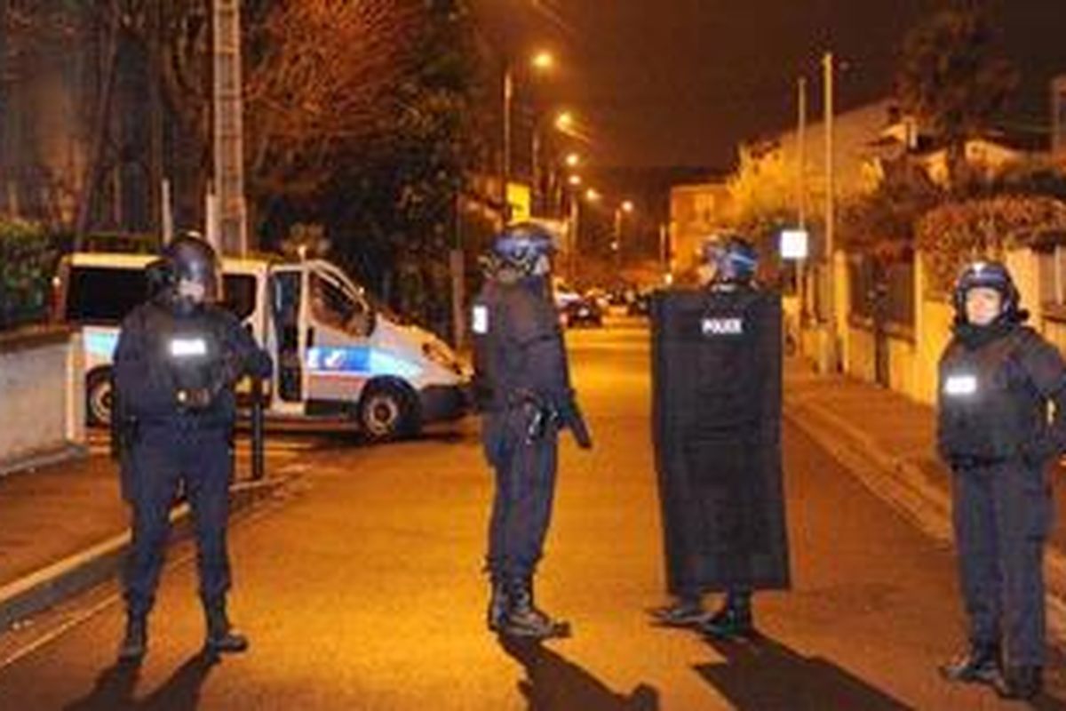Polisi Perancis mengepung sebuah rumah di dekat Toulouse Rabu (21/3/2012) dini hari. Mereka mencoba untuk membujuk tersangka dalam serangkaian penembakan mematikan, termasuk yang di sebuah sekolah Yahudi, itu untuk menyerahkan diri. 