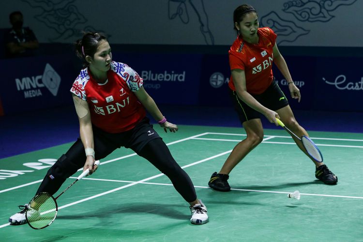 Ganda putri Indonesia, Febby Valencia Dwijayanti Gani/Ribka Sugiarto bertanding melawan ganda putri Korea Selatan, Lee So Hee/Shin Seung Chan pada babak 32 besar Indonesia Open 2022 di Istora Senayan, Jakarta, Rabu (15/6/2022). Langkah Febby/Ribka terhenti usai kalah dengan skor 21-16 dan 22-20.