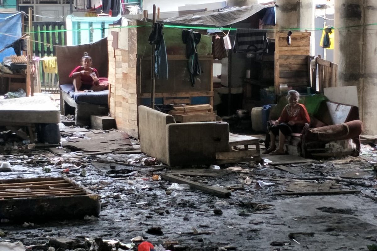 Kolong tol Ir Wiyoto Wiyono di Kelurahan Papanggo, Tanjung Priok Jakarta Utara terlihat kembali dipenuhi sampah pada Senin (15/3/2021) setelah sempat dibersihkan beberapa waktu lalu.