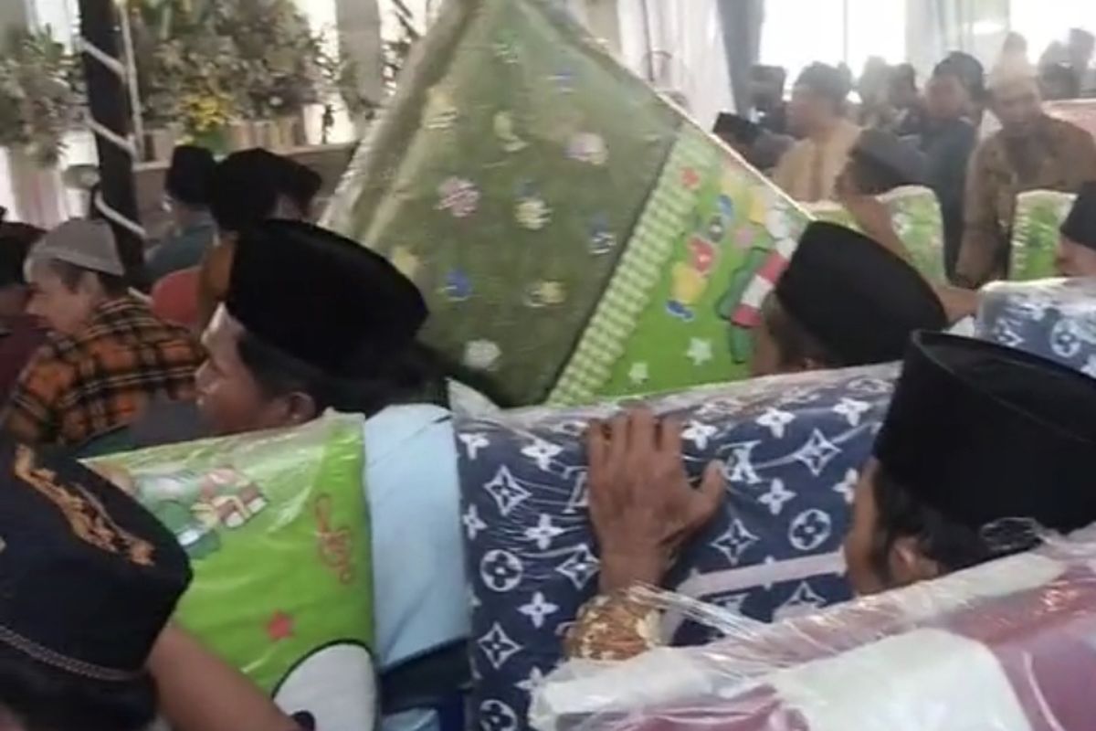 Para tamu undangan hajatan di Sidoarjo, dapat kasur lipat, Minggu (28/4/2024).