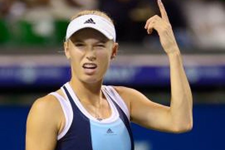 Petenis Denmark, Caroline Wozniacki mengacungkan jari meminta challenge, pada pertandingan perempat final Pan Pacific Open, melawan Lucie Safarova dari Ceko, yang berlangsung di Ariake Colosseum Tokyo, Jepang, Kamis (26/9/2013).