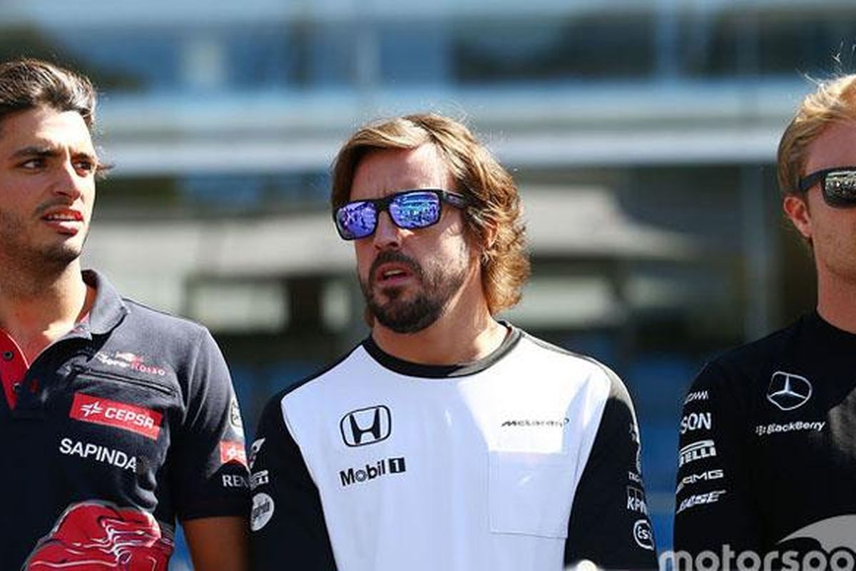 Carlos Sainz Jr., Scuderia Toro Rosso (kiri), Fernando Alonso, McLaren (tengah), dan Nico Rosberg dari tim Mercedes AMG F1 (kanan).