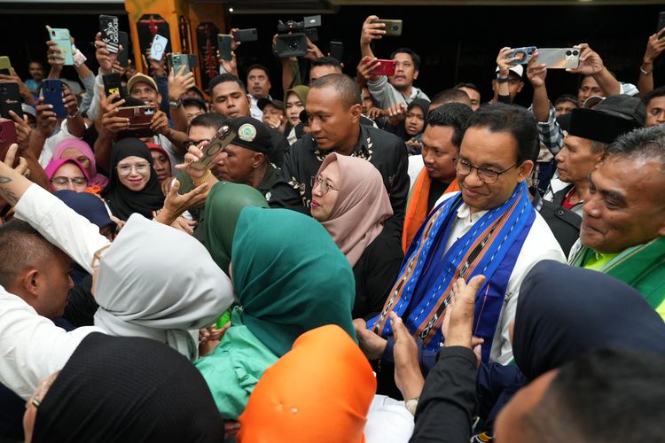 Calon presiden (capres) nomor urut 01 Anies Baswedan saat tiba di Bandara Pattimura, Minggu (14/1/2024) malam.
