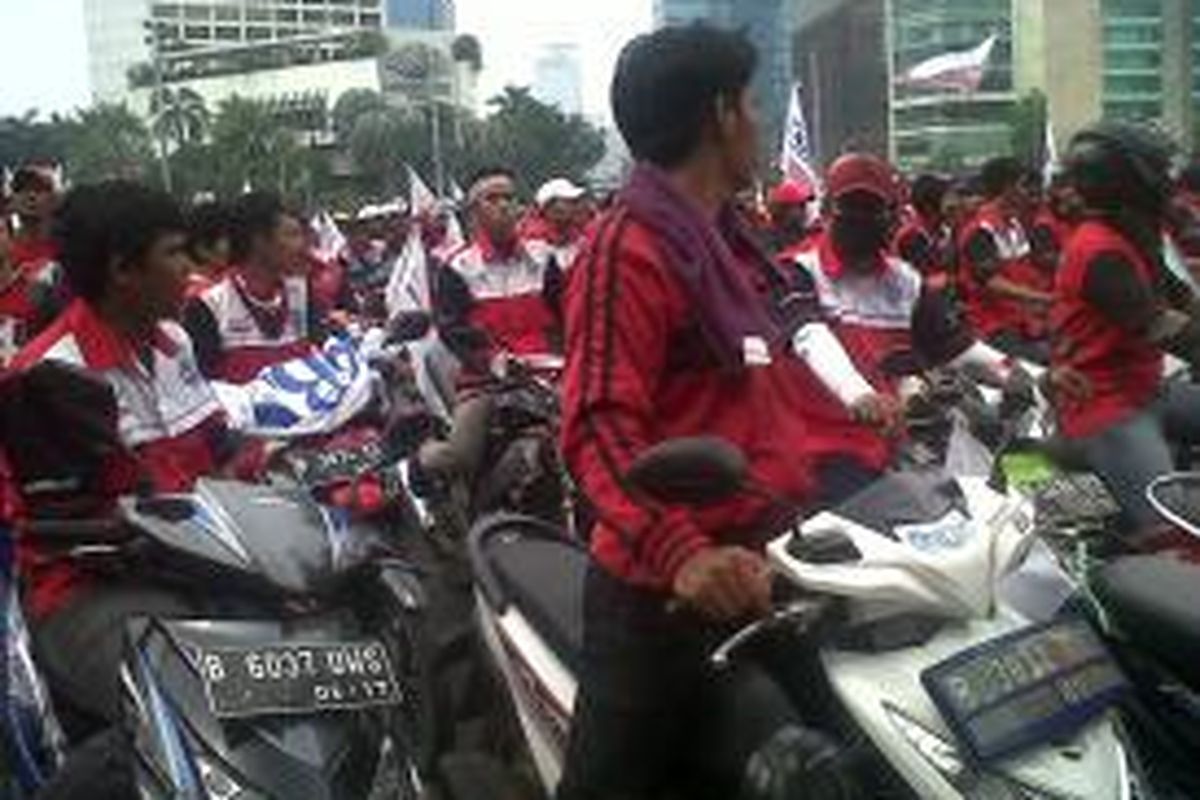  Pawai kendaraan bermotor yang ditunggangi para buruh dalam aksi May Day memenuhi sepanjang jalan kawasan MH Thamrin, Jakarta Pusat, Jumat (1/5/2015). 