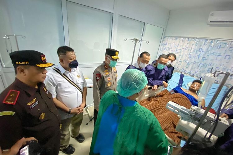 Anggota Komisi III DPR RI Ahmad Sahroni menjenguk anggota Densus 88 yang tertembak dalam penangkapan pelaku terorisme di Lampung, Jumat (14/4/2023).