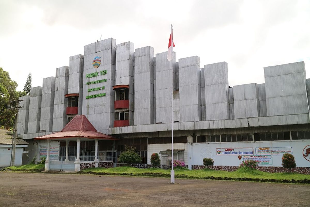 Bangunan pabrik teh Kertowono di area PTPN XII, Kecamatan Gucialit, Kabupaten Lumajang, Jawa Timur, Senin (10/4/2017). Pabrik teh Kertowono berdiri sejak tahun 1910.
