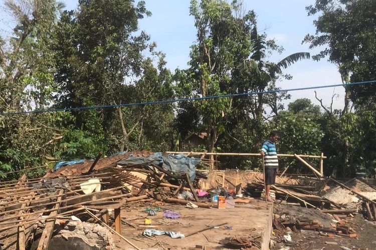 Rumah nenek Siti yang terkena angin puting beliung, kakinya terluka karena terkena runtuhan.