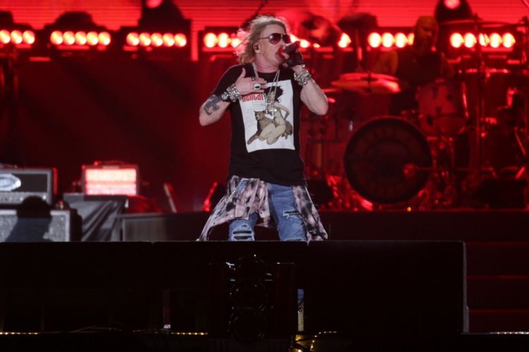 Guns N Roses beraksi pada konsernya yang bertajuk Not In This Lifetime di Gelora Bung Karno, Jakarta, Kamis (8/11/2018). Pada konser tersebut Guns N Roses membawakan sejumlah lagu andalannya diantaranya Welcome to The Jungle, Sweet Child O Mine dan lain-lain.