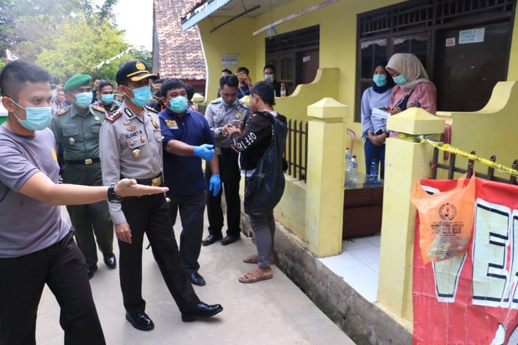 Polisi melakukan olah TKP di kontrakan tempat Riri Agustin (11) ditemukan tewas, di Kampung Rawasari, RT 001 RW 003, Desa Jomin Barat, Kecamatan Kotabaru, Kabupaten Karawang, Sabtu (15/9/2018).
